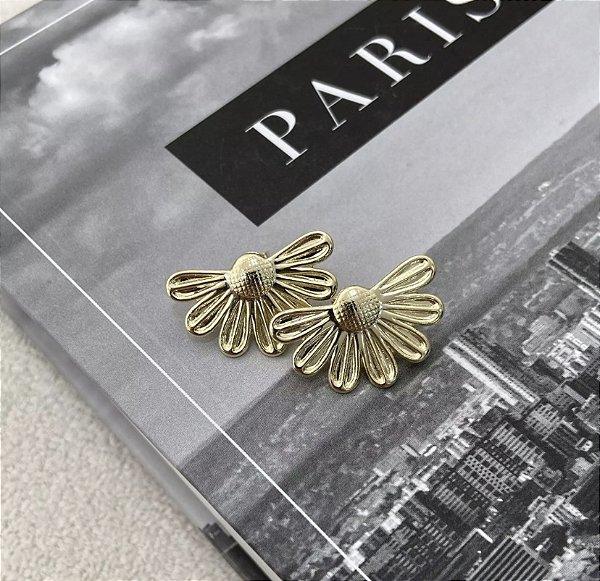 Brinco margarida dourado