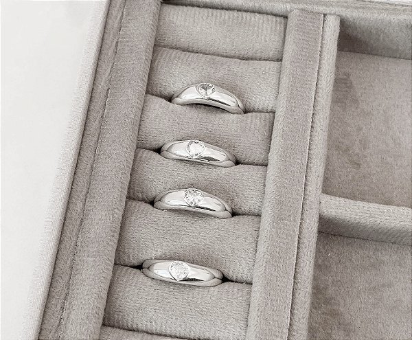 Anel largo detalhe zircônia coração