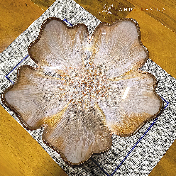 Centro de mesa flor com detalhes na cor ouro rosé