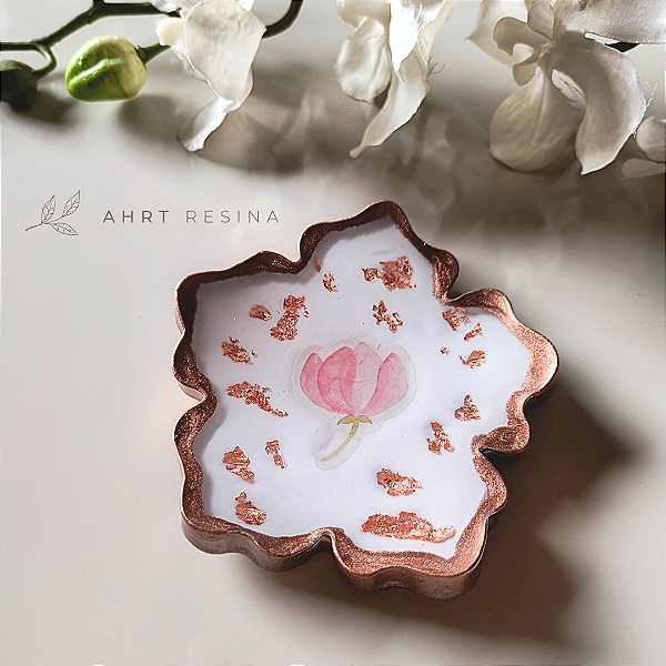 Porta-joias de cabeceira em flor com detalhes na cor ouro rosé