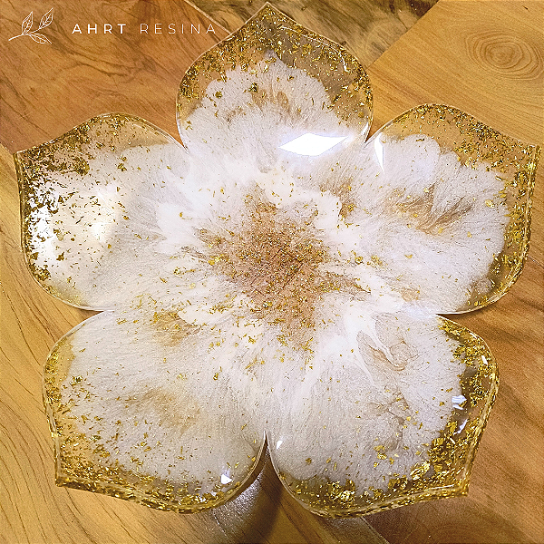 Centro de mesa flor com detalhes na cor ouro