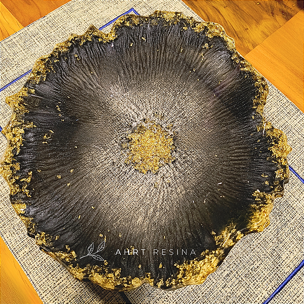 Centro de mesa geodo com detalhes na cor ouro e preto