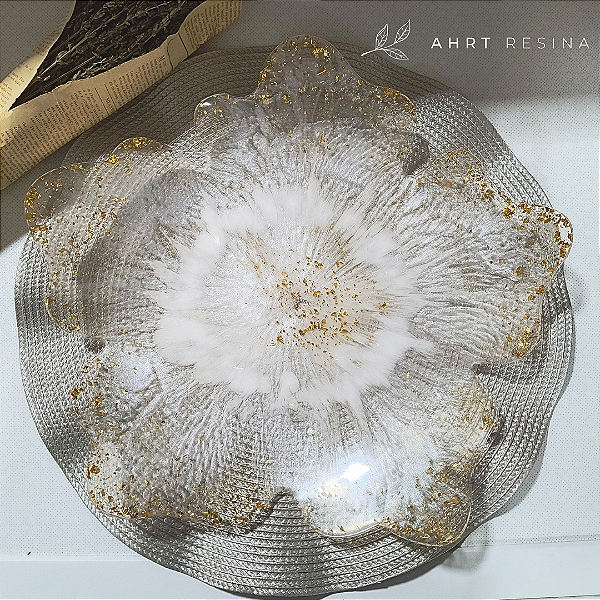 Centro de mesa flor com detalhes na cor ouro