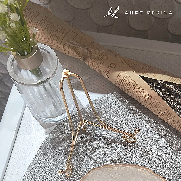 Suporte dourado para porta-alianças