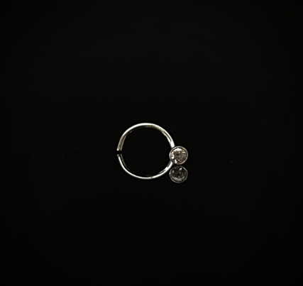Piercing ponto de luz branca nostril