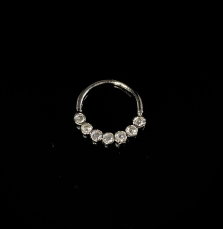 Piercing septo decorado com pedraria