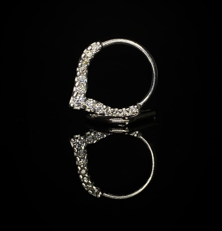 Piercing argola em V com pedraria