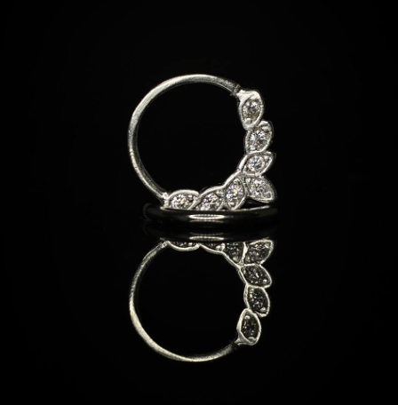 Piercing com detalhe de 7 pedras