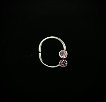 Piercing ponto de luz rosa bebê nostril