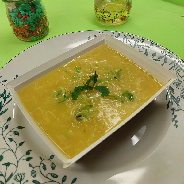 Sopa de mandioquinha com alho poró e frango desfiado