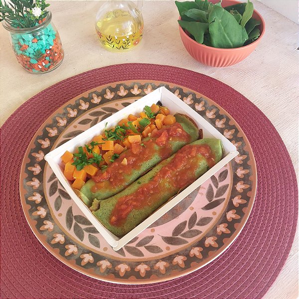 Panqueca de espinafre c/ frango cremoso e catupiry + cenoura dorê