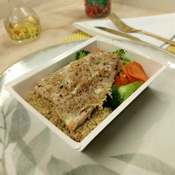 Filé de Salmão c/ crosta de amêndoas + Quinoa + Brócolis e cenoura