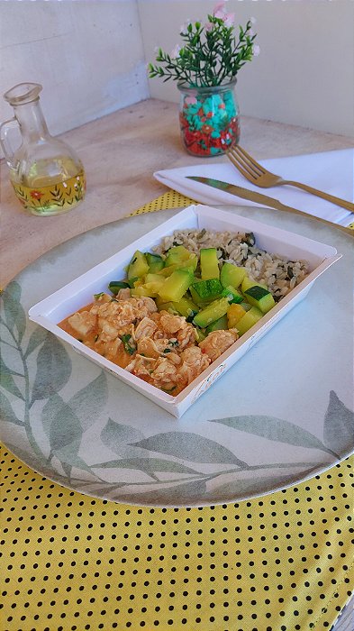 Strogonoff de frango + Arroz integral c/ espinafre + Abobrinha brasileira