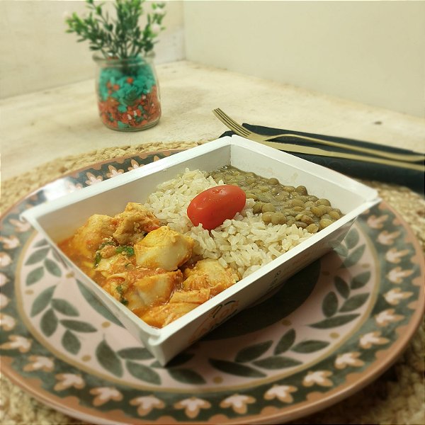 Cubos de frango com tomate + Arroz integral + Lentilha