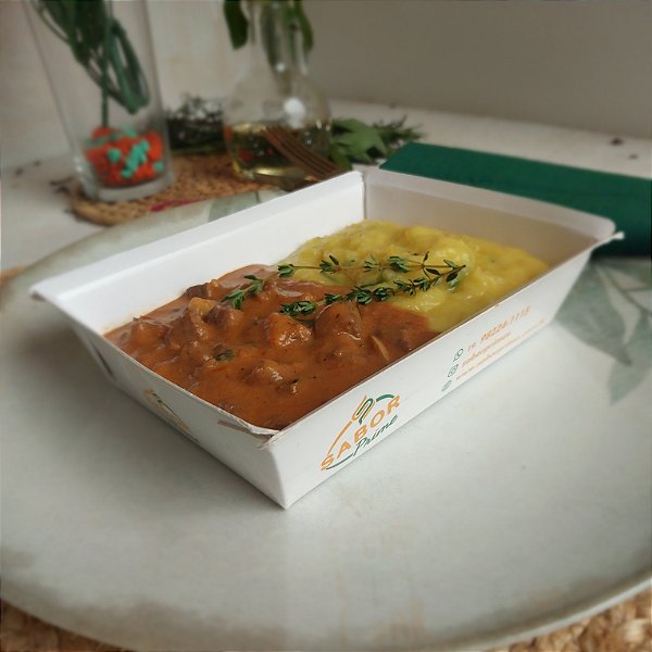 Strogonoff de carne ao vinho + Purê de mandioquinha