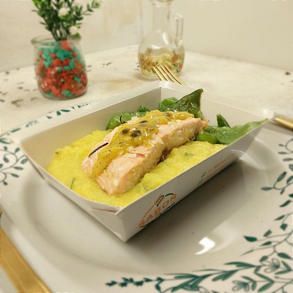 Filé de Salmão c/ molho de maracujá + Purê de mandioquinha + Ervilha torta
