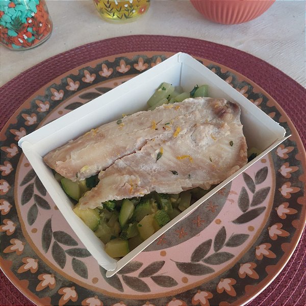 Filé de Tilápia c/ ervas + Chuchu + Abobrinha refogados