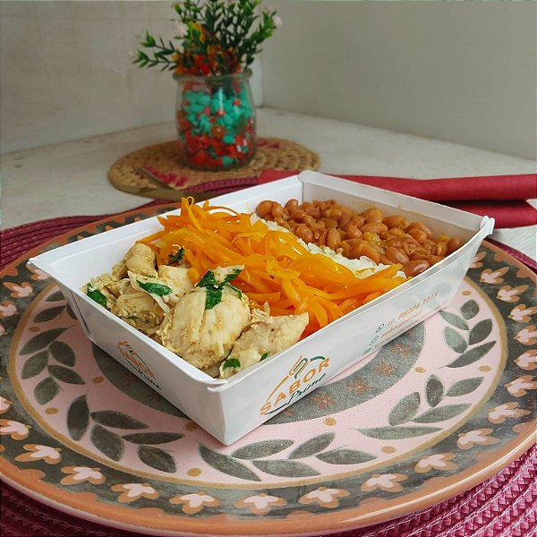 Iscas de Frango com ervas finas + Arroz + Feijão + cenoura