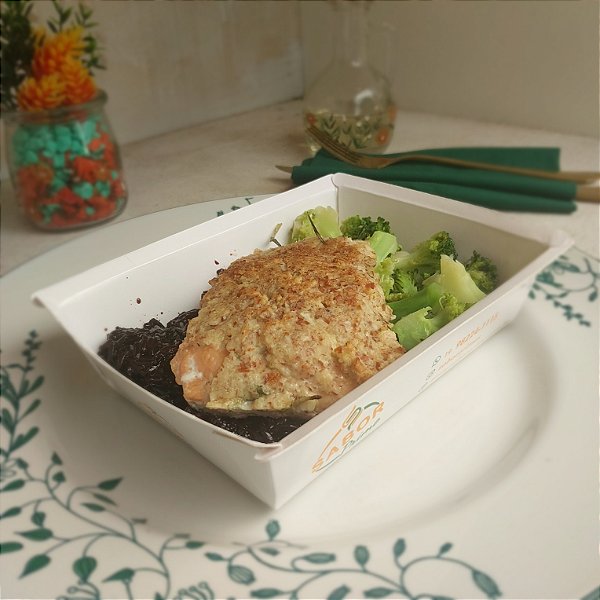Filé de Salmão c/ crosta de amêndoas + Arroz negro + Brócolis na manteiga