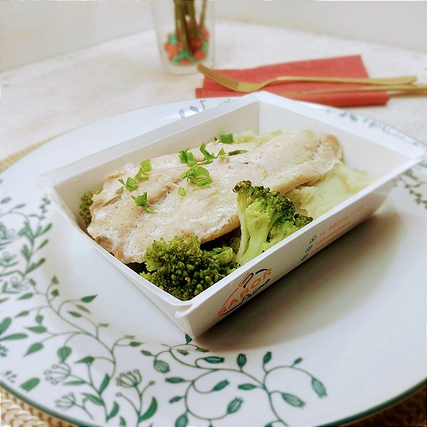 Filé de tilápia com ervas + Purê de batata doce + Brócolis