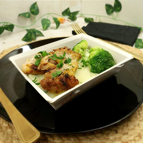 Coxa c/ Sobrecoxa de frango S/ osso assada + Purê de batata + Brócolis