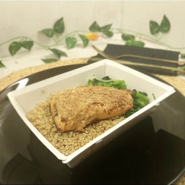 Filé de Salmão c/ crosta de amêndoas + Quinoa + Espinafre refogado - 250g