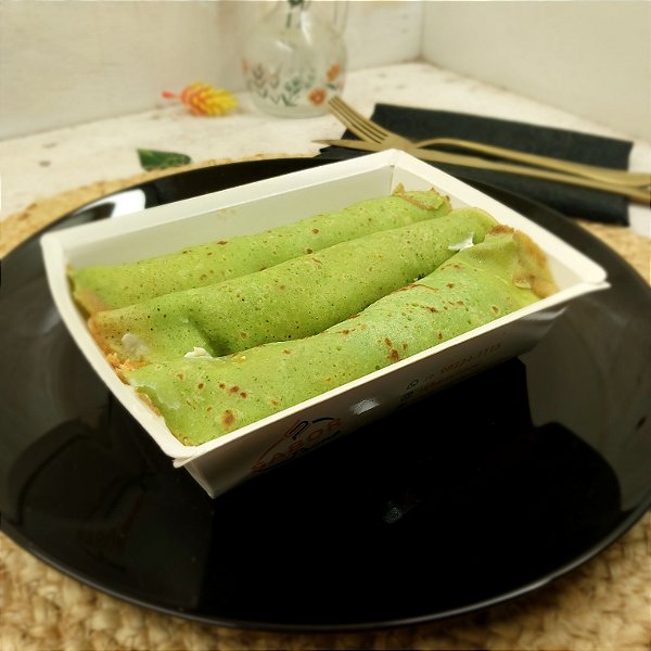 Panqueca de espinafre com frango e requeijão