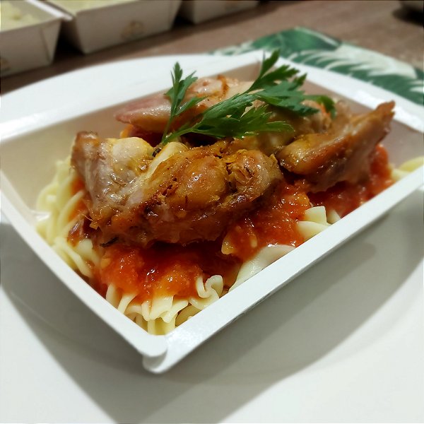Coxa c/ sobrecoxa de frango sem osso assado + Fusilli sem glúten ao sugo