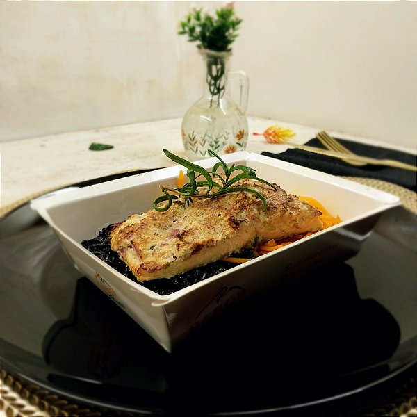 Filé de Salmão c/ crosta de amêndoas + Arroz negro + Espaguete de cenoura