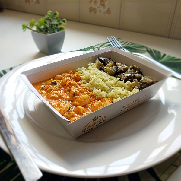 Strogonoff de frango + Arroz de couve flor + Berinjela