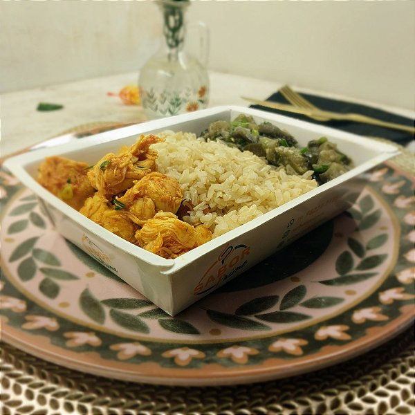 Cubos de frango com tomate + Arroz integral + Berinjela refogada