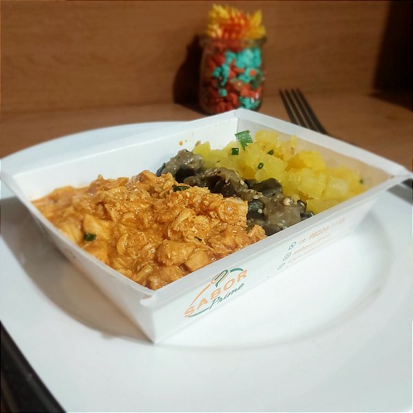 Strogonoff de frango + Mandioquinha dorè + Berinjela