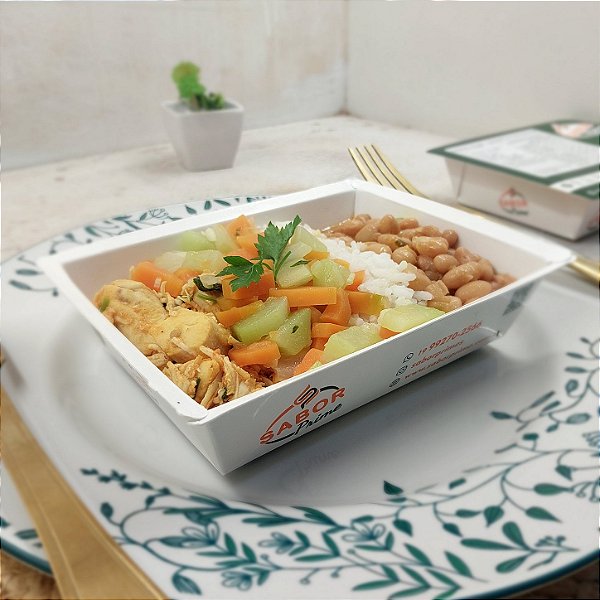 Cubos de frango C/ tomate + Arroz, Feijão + Chuchu e Cenoura