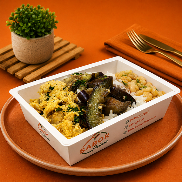 Iscas de frango c/ ervas finas + Arroz, Feijão e Berinjela no azeite