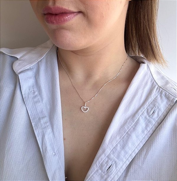 Colar Coração Vazado Cravejado