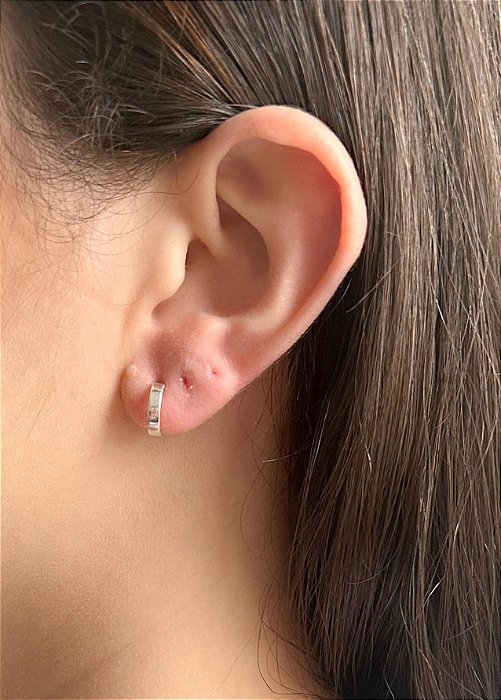 Brinco Meia Argola Lisa em Prata