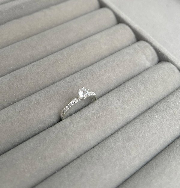 Anel Solitário em Prata pedras Zircônia