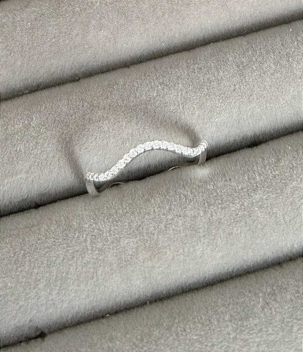 Anel em Prata Ondulado Cravejado