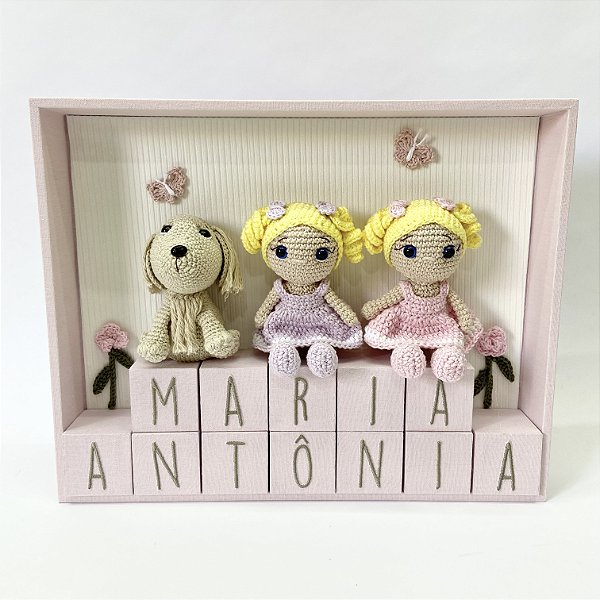Porta maternidade feminino de cubos com 2 meninas e 1 cachorro