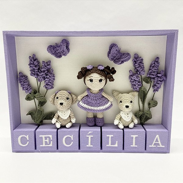Porta maternidade com menina, dois cachorros e lavanda