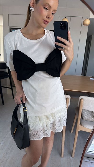 T-shirt Olívia Off em Laço Preto