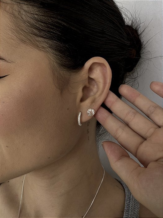 Brinco Meia Argola Cravejada