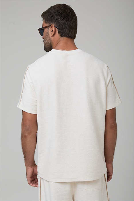 CAMISETA COMFORT EM MALHA PONTO SARJADO COM LINHO
