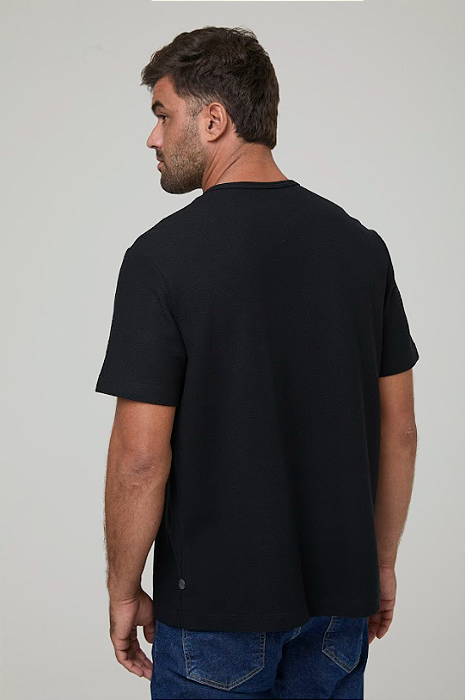 CAMISETA COMFORT EM MAXIMALHA TEXTURIZADA