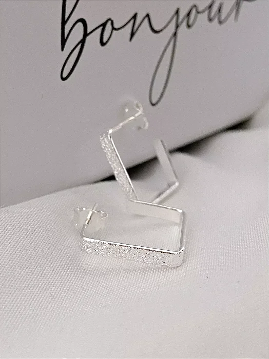 Brinco argola quadrada brilhosa