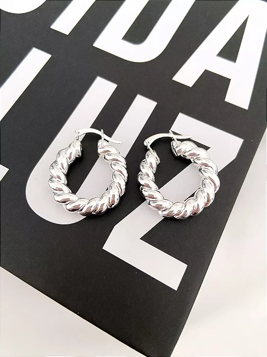 Brinco argola torcida