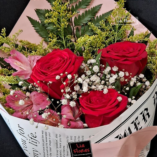 Buquê Três Rosas vermelhas com Flores e Folhagens
