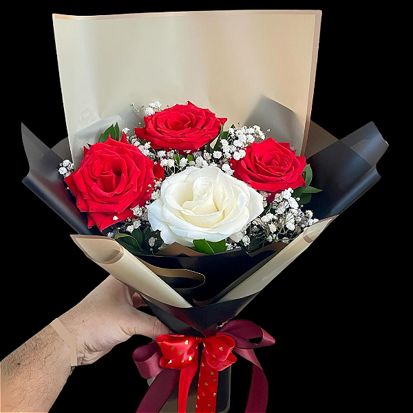 Buquê Quatro Rosas com Flores e Folhagens