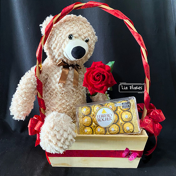 Cesta com Pelúcia Rafael e Caixa de Ferrero Rocher com 12 unidades
