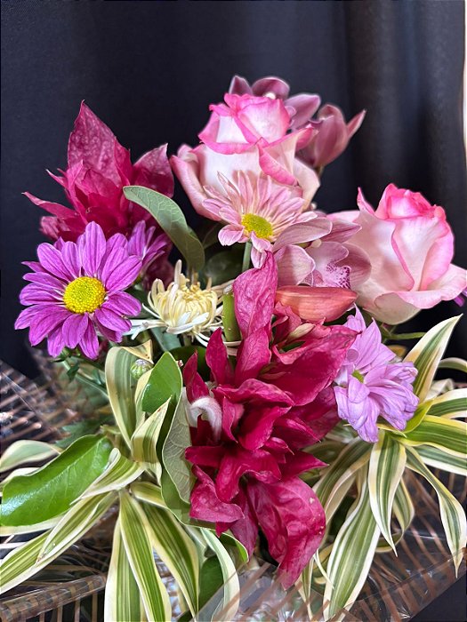 Buque Encantado com 2 Rosas e Orquídeas